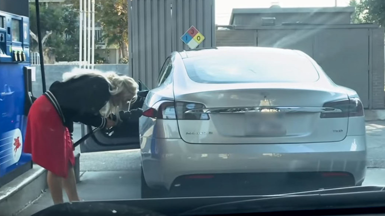 Πήγε να βάλει βενζίνη σε ηλεκτρικό αυτοκίνητο!